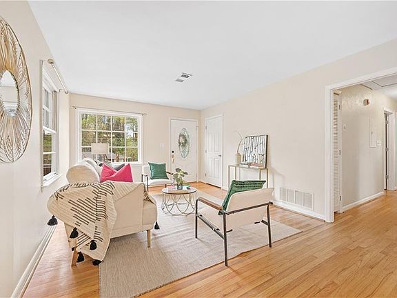 4th image of 1019 Greenbriar Cir