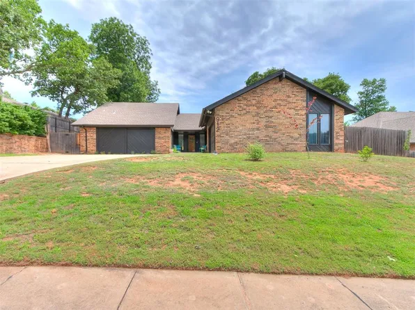 912 Stonehenge Dr, Edmond, OK 73034