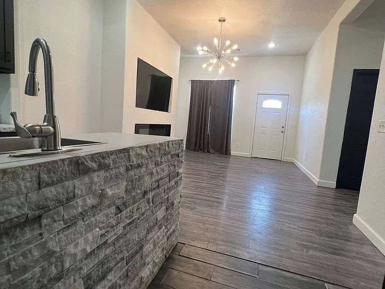2409 S Willard Ave — Photo 6