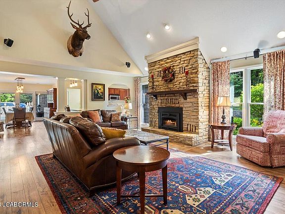 4th image of 1500 Fox Moor Ct