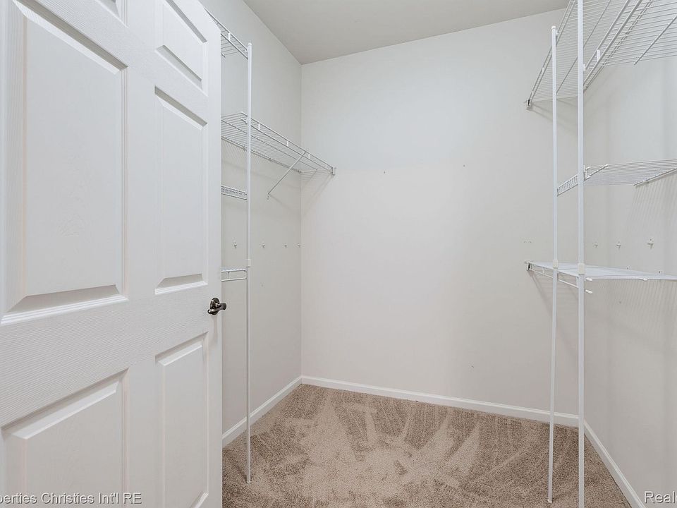 730 Amberly Dr, photo 17
