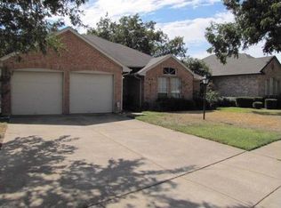 312 Parkview Dr, Hurst, TX 76053