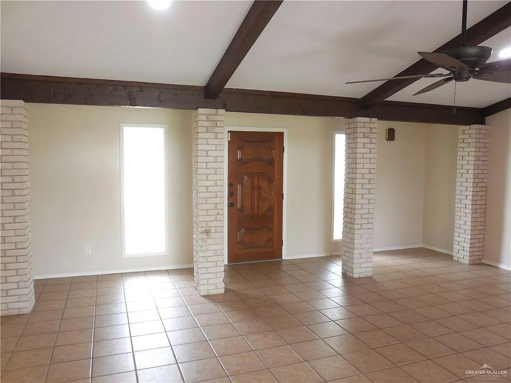 Building Photo - 118 E Iris Ave