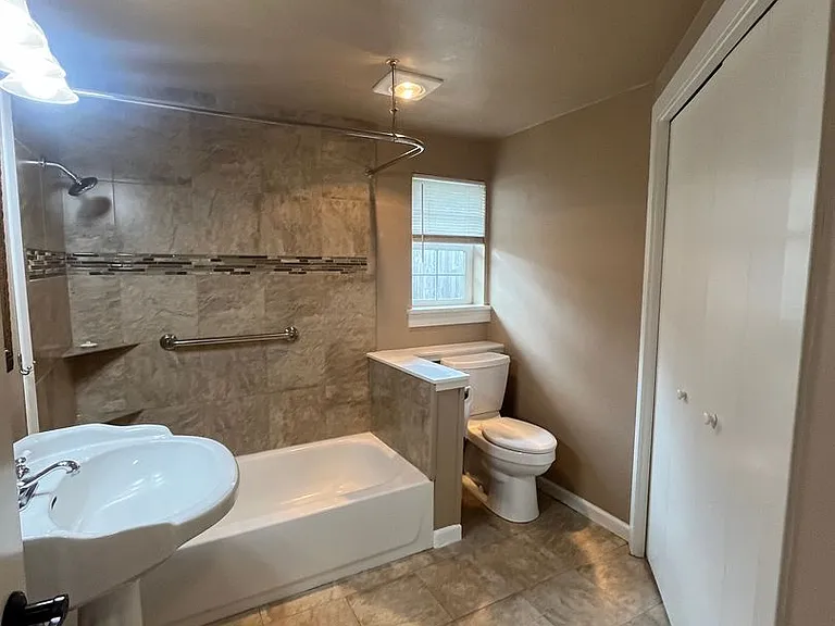 989 1/2 Laurelhurst Dr — Photo 8