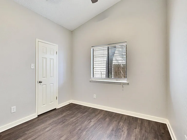 2104 Agarita Trl — Photo 21