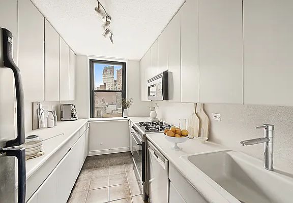 3rd image of 201 E 17th St APT 5C