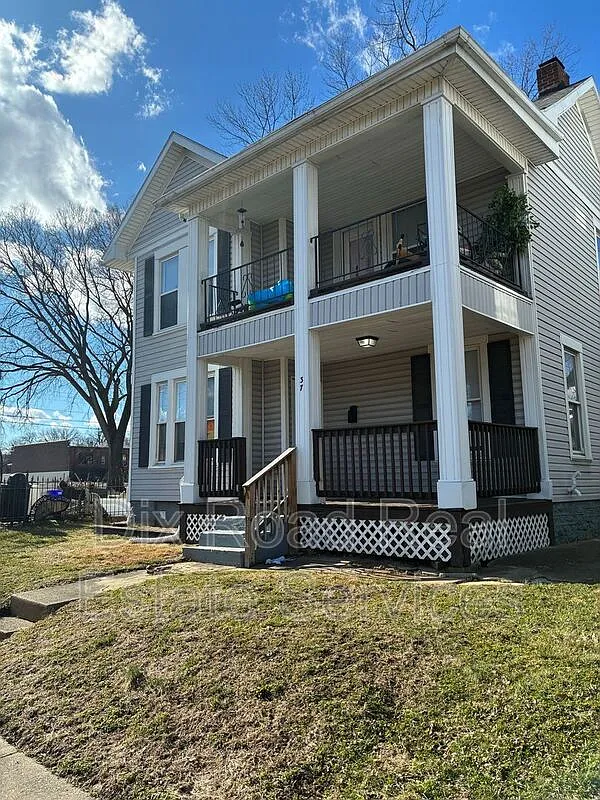 2 bed, 1.0 bath, 958 sqft, $825 — Photo 1