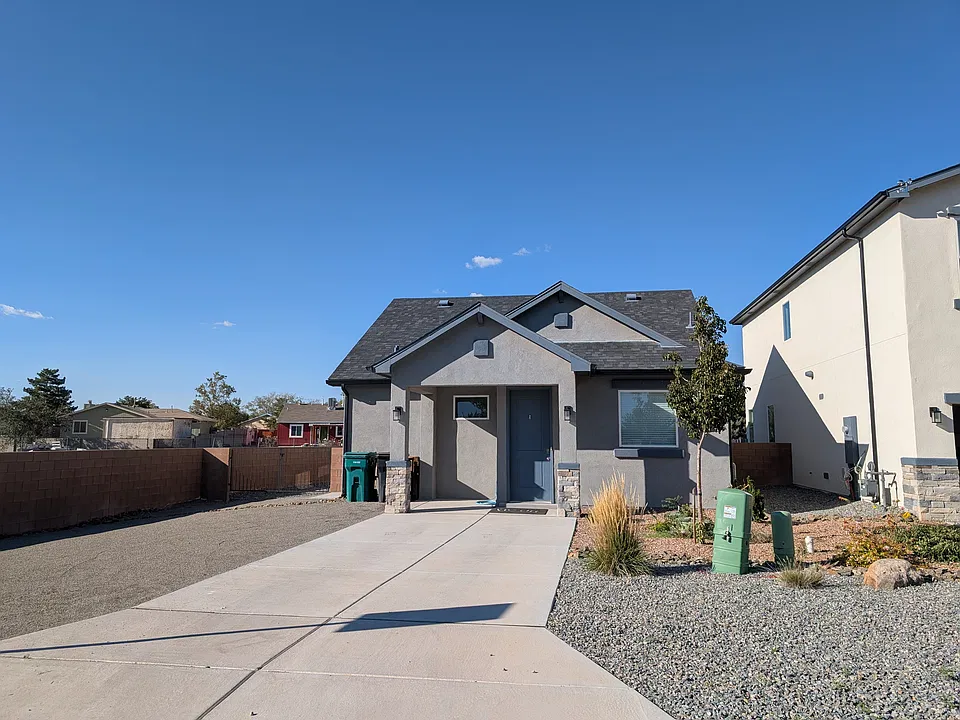 388 Pecos Loop SE