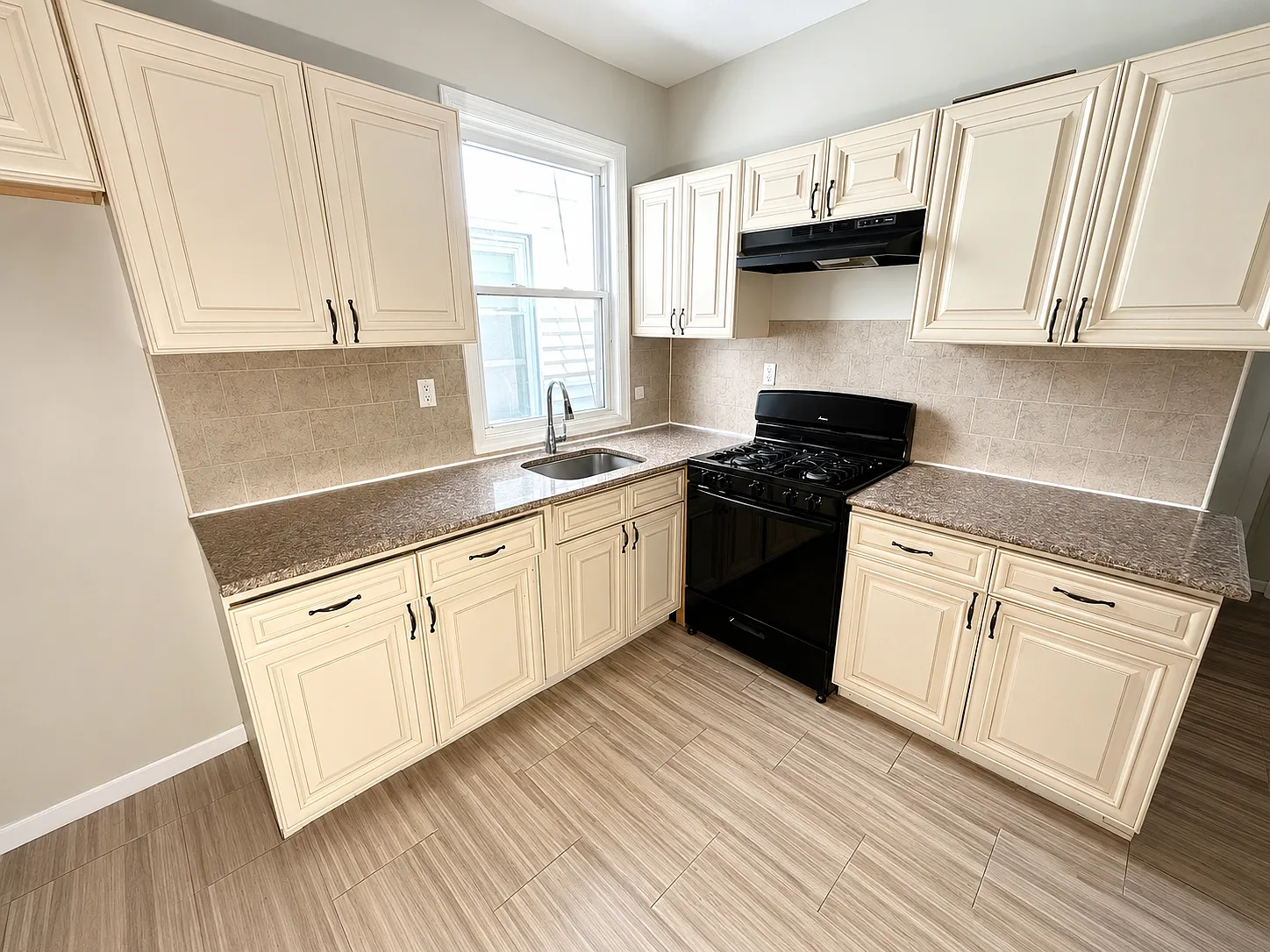 3 bed, 1200 sqft, $2,045 — Photo 1