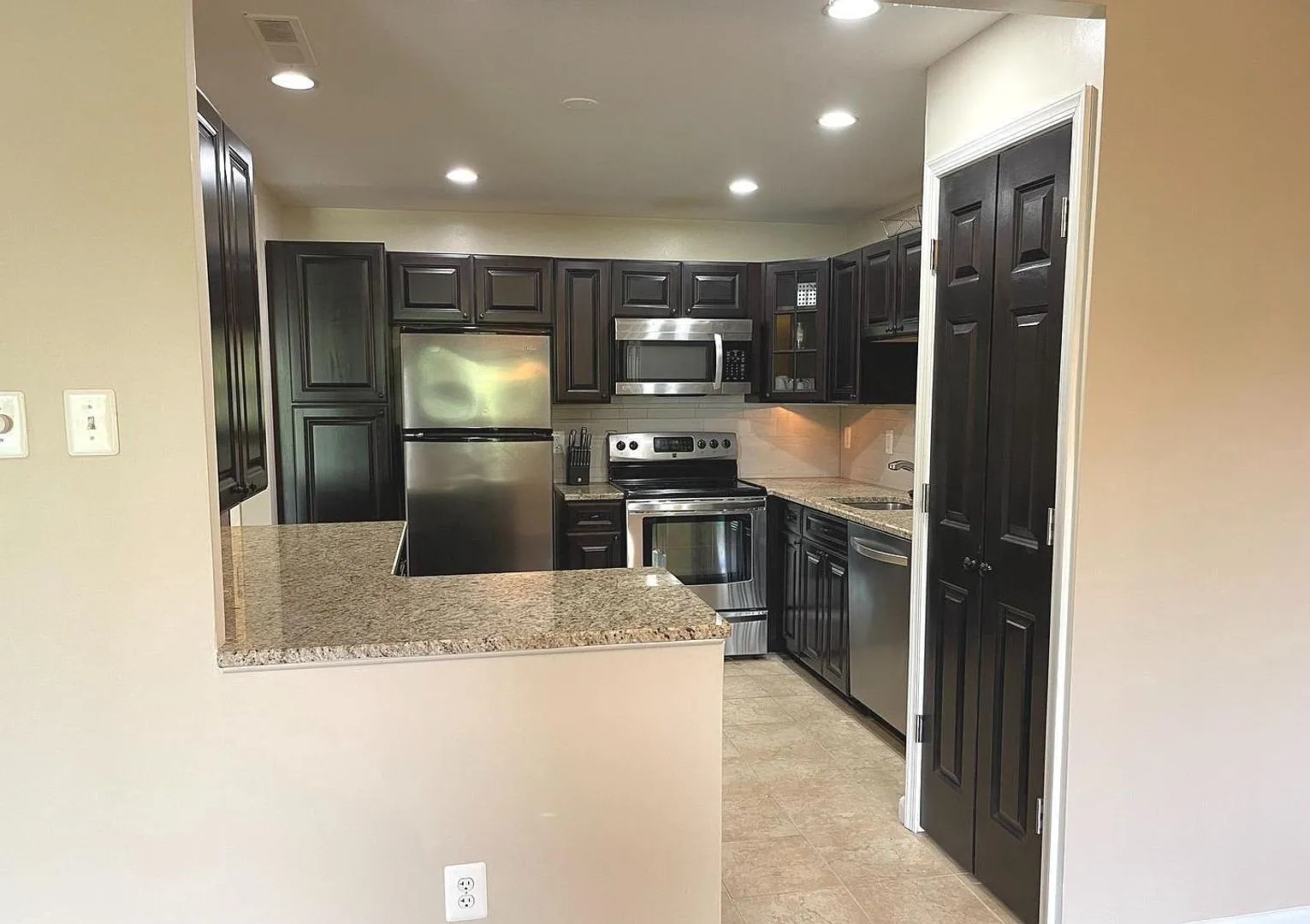 Beautiful 2BR 2BA top floor condo located across from Montgomery Mall — Photo 3