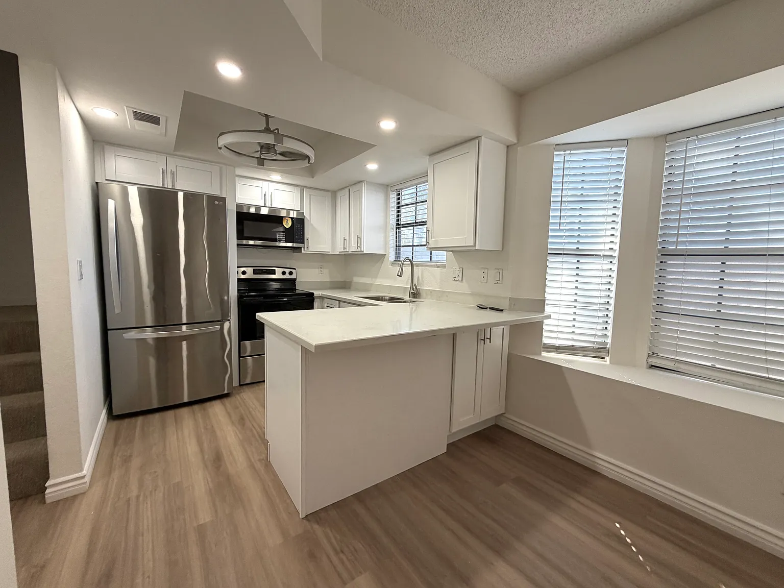 3 bed, 2.5 bath, 1098 sqft, $1,999 — Photo 1
