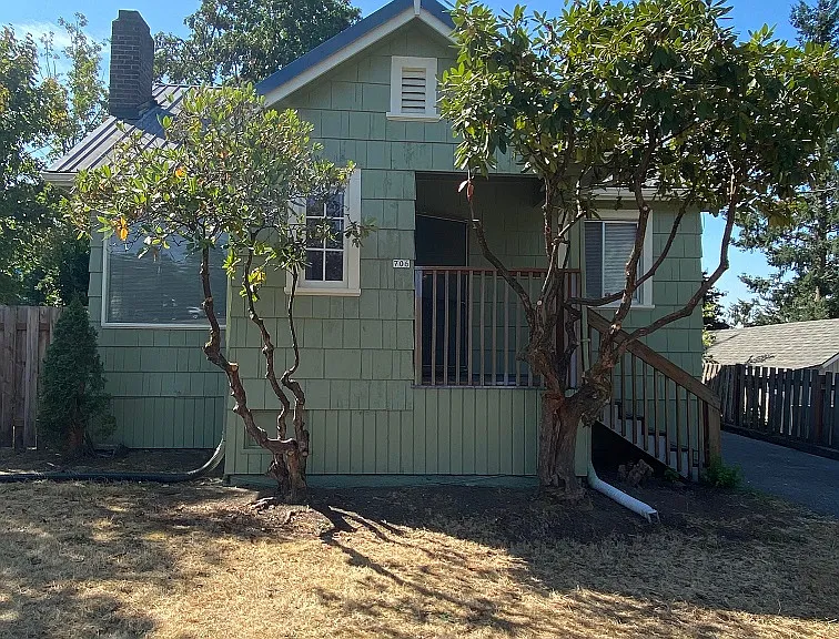 706 SW Taylors Ferry Rd — Photo 1