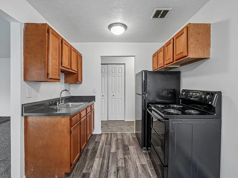 Dearborn Club Apartments — Photo 19
