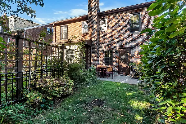 Sold by Daniel Gale Sotheby's International Realty | media 22