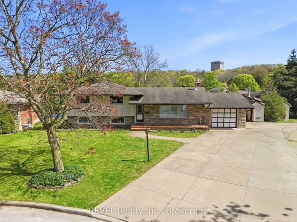 8 Fernwood Ter, Saint Catharines, ON L2T 3W5