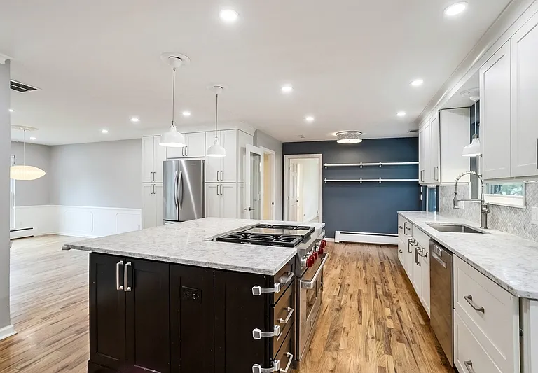 3991 S Hillcrest Dr — Photo 2