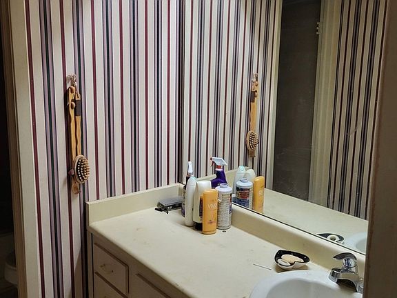 4th image of 3843 Barrington St #259