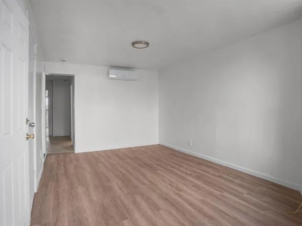 681 Rhinelander Avenue image 9 of 29