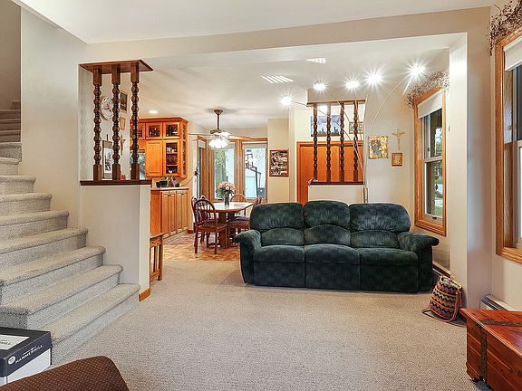 view of foyer & dining