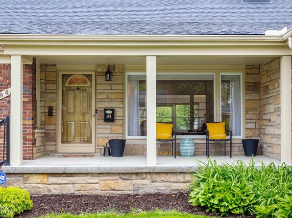 484 Bournemouth Cir, Grosse Pointe Farms, MI 48236