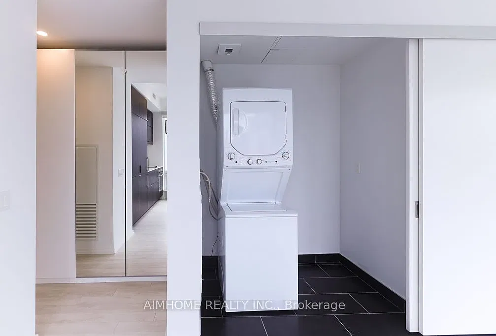Studio, $2,000 — Photo 4