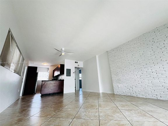 5th image of 946 Bay Dr #10