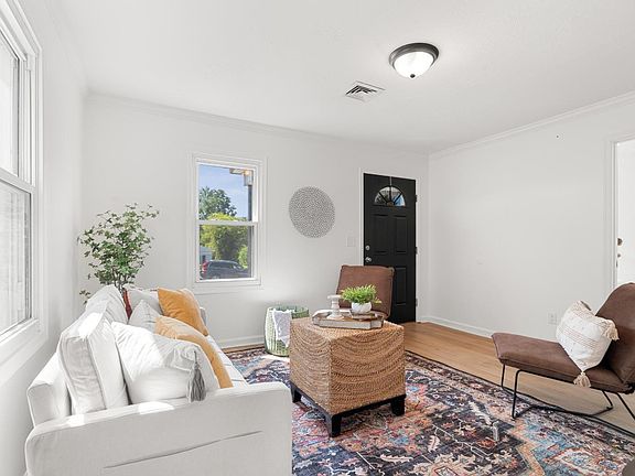 4th image of 904 Park St