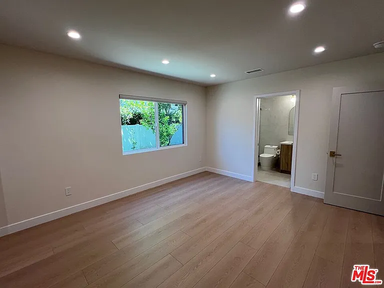 13338 Magnolia Blvd — Photo 43