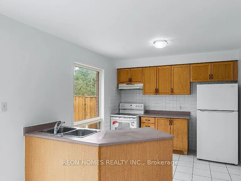 1885 Dalhousie Cres — Photo 9