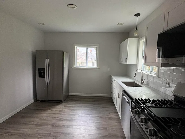24 Waverly Pl #B-RED — Photo 2