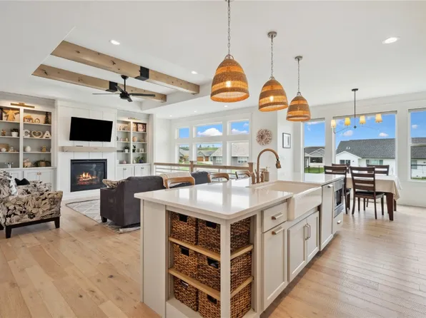 1405 Foxtail Dr, Fairfax, IA 52228