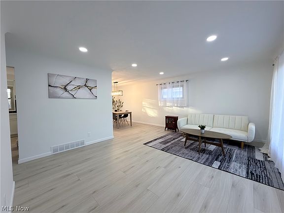 4th image of 7022 Maplewood Rd