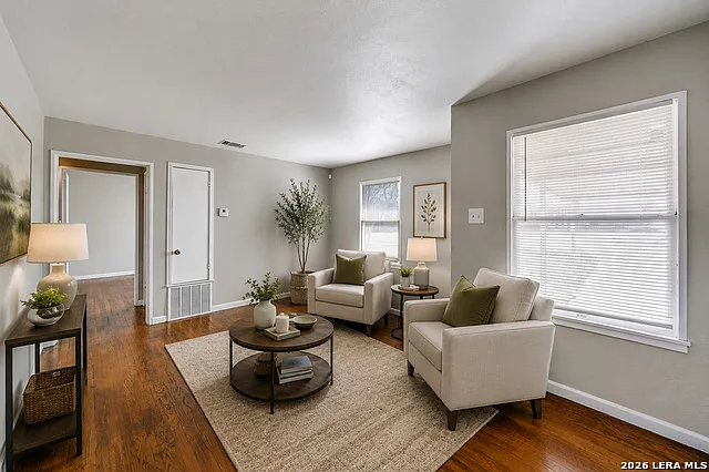 3 bed, 1.0 bath, 1192 sqft, $1,500 — Photo 3