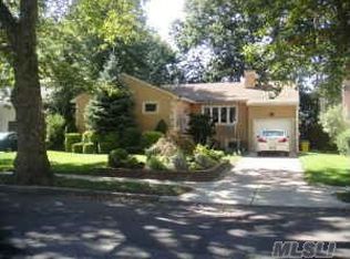 44 Brook Rd, Valley Stream, NY 11581