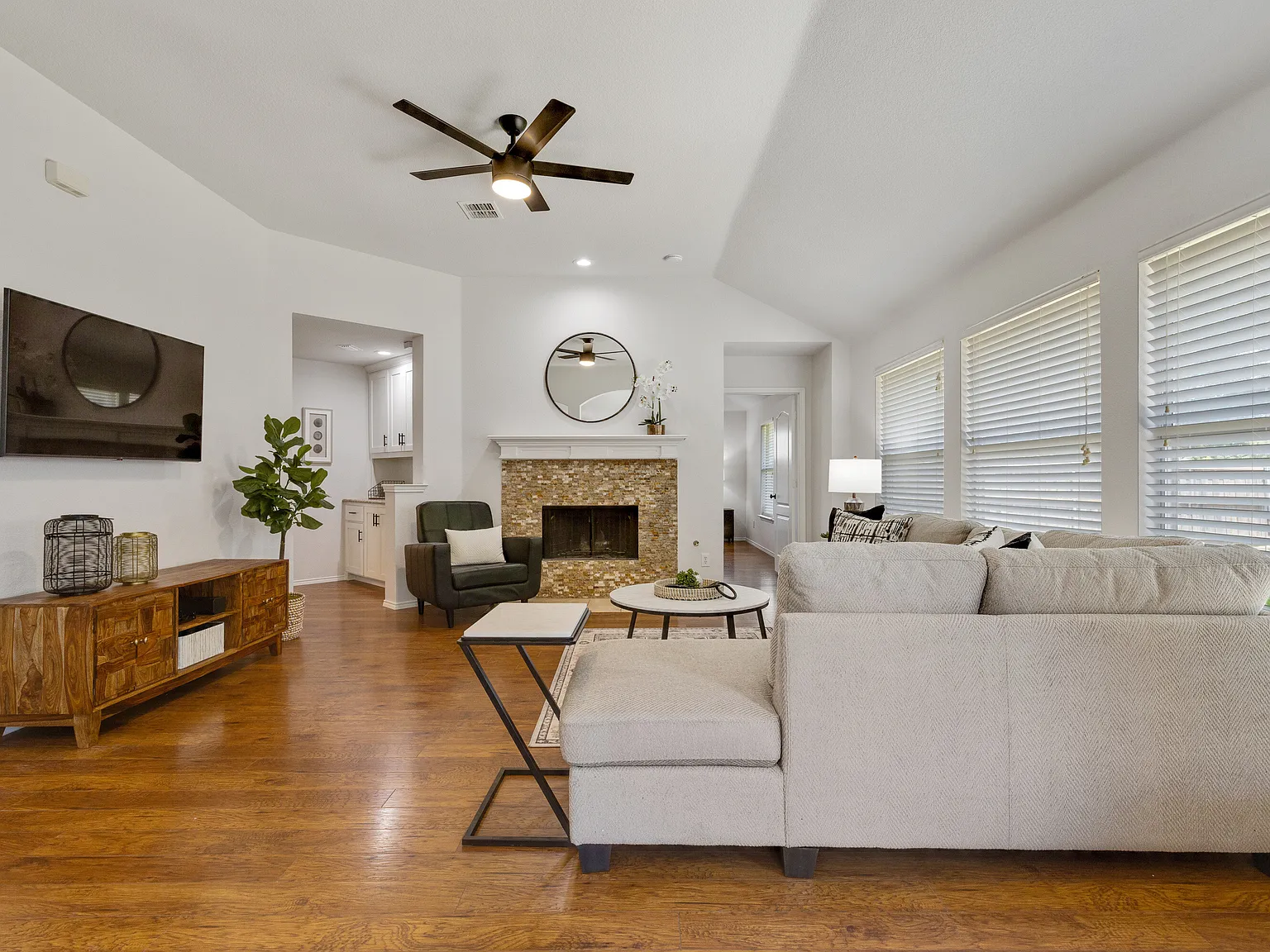 3 bed, 1761 sqft, $8,100 — Photo 4