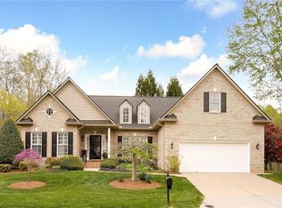 2 Bluff Ridge Ct, Greensboro, NC 27455