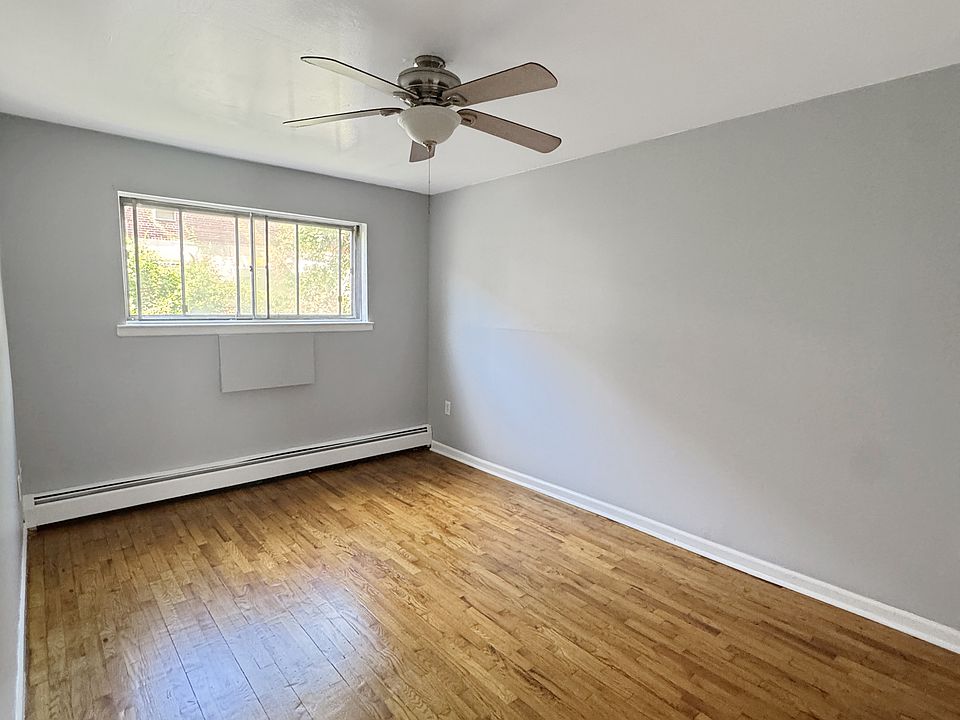 MASTER BEDROOM (UN-STAGED)