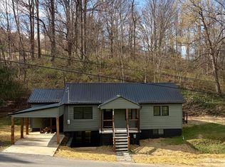 150 4th St, Mount Hope, WV 25880