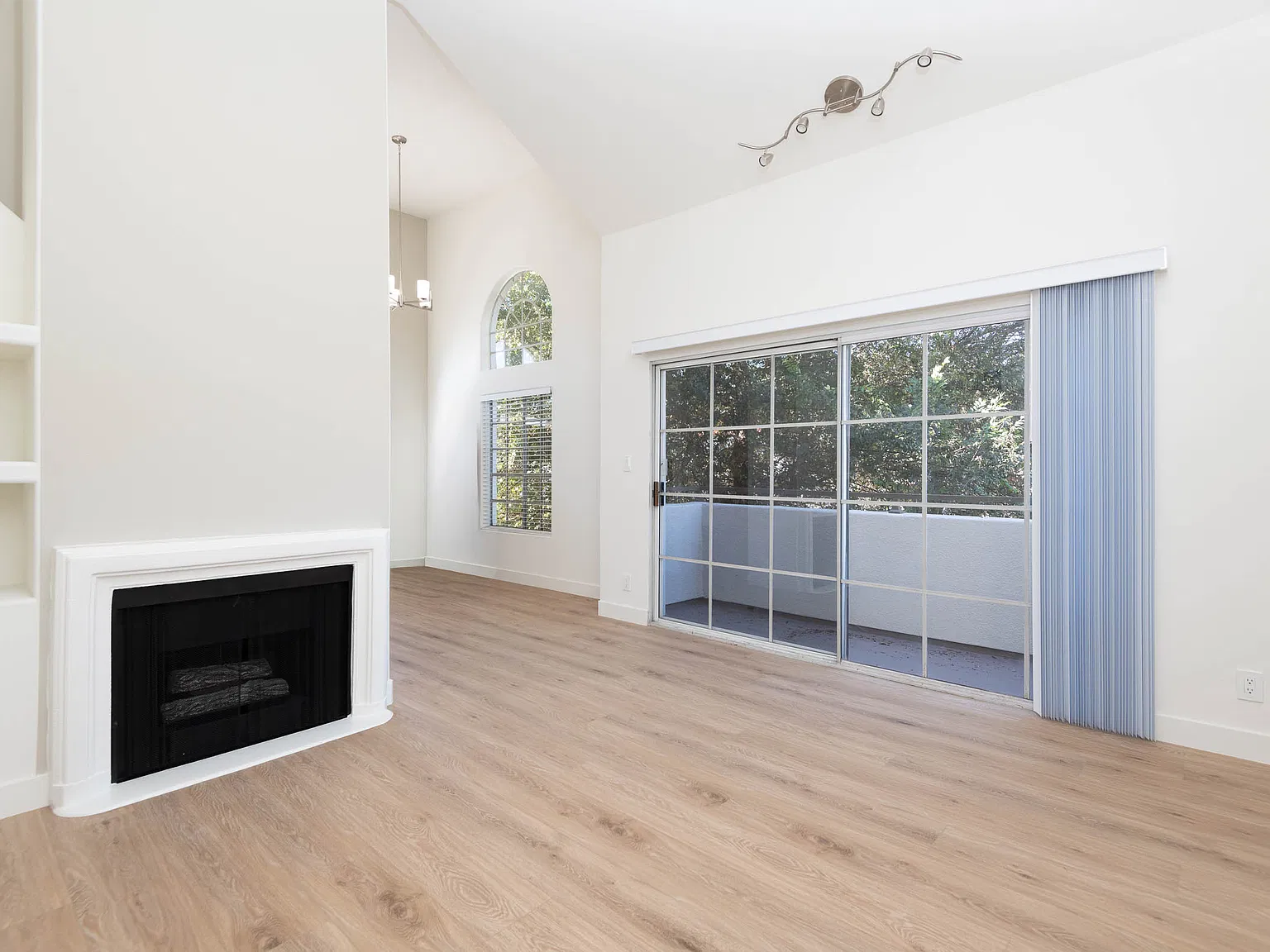 2 bed, 1240 sqft, $4,395 — Photo 2