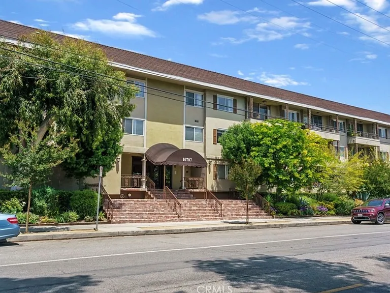10707 Camarillo St #214 — Photo 32