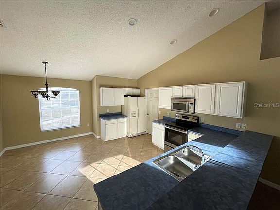 3rd image of 461 El Camino Dr