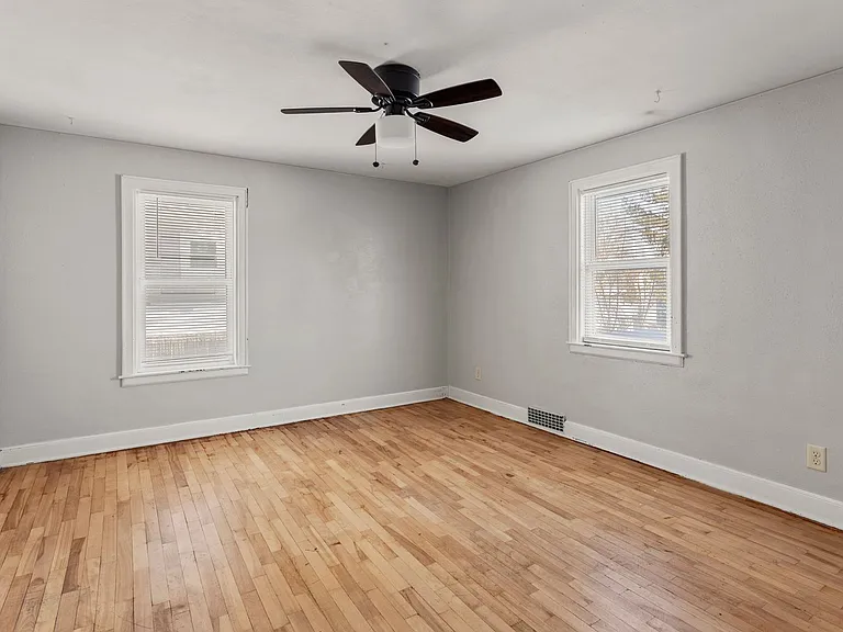 820 W 4th St — Photo 15