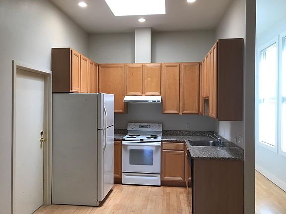 2nd image of 2739 Laguna St #B