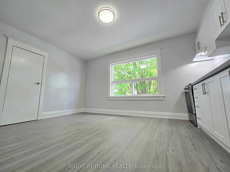 344 Glebeholme Blvd #UPPER — Photo 4