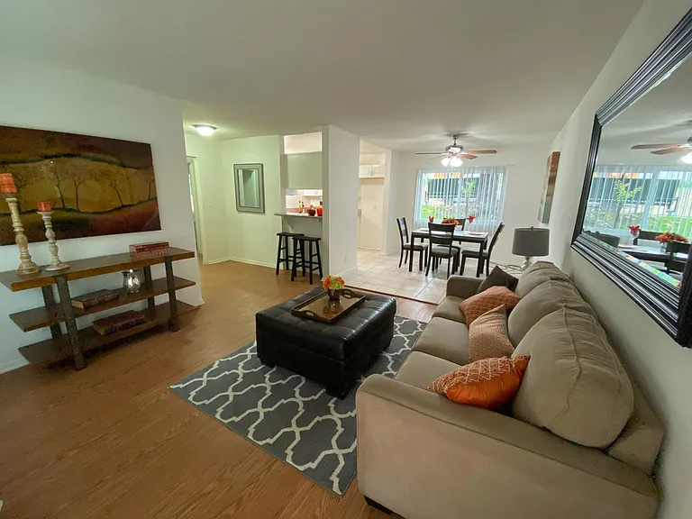 Topanga Apartments — Photo 13
