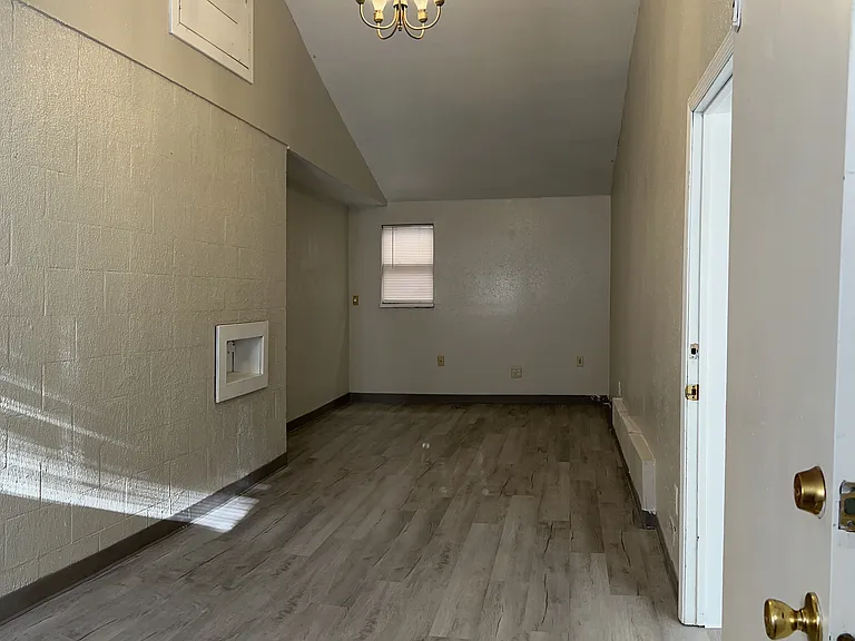1500 W 7th St #3 — Photo 3