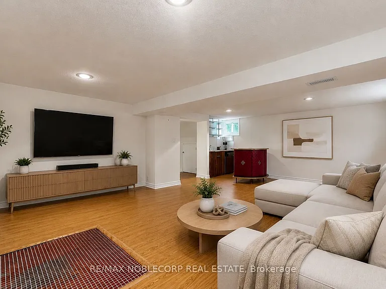 8 Summerfield Cres — Photo 9