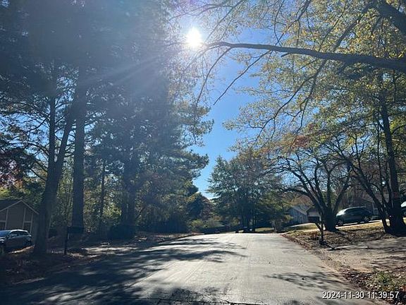 Exterior Neighborhood (street photo)