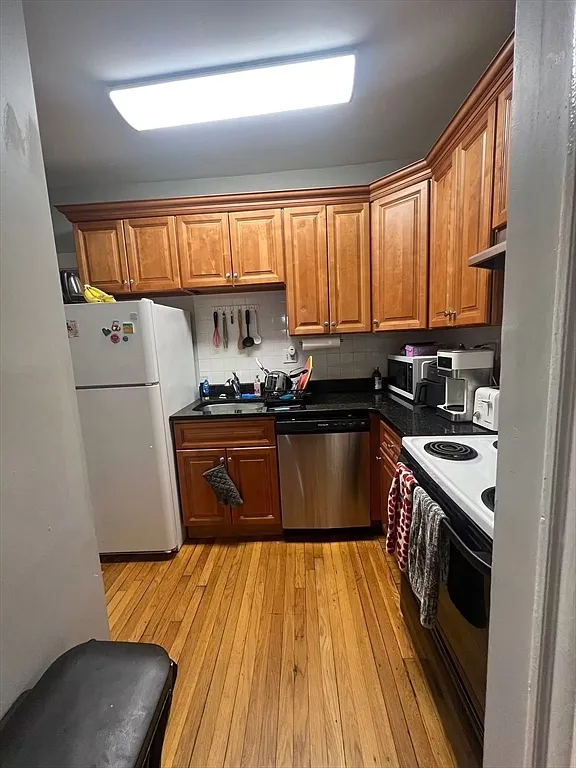 3 bed, 1.0 bath, 785 sqft, $3,200 — Photo 2