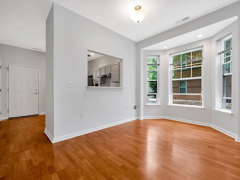 1318 Bainbridge St — Photo 2